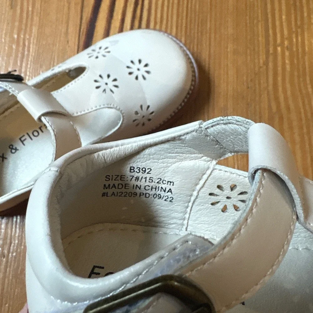 Felix & Flora T-Strap Mary Jane Kids White Floral Perforated Dress Shoes SIZE 7